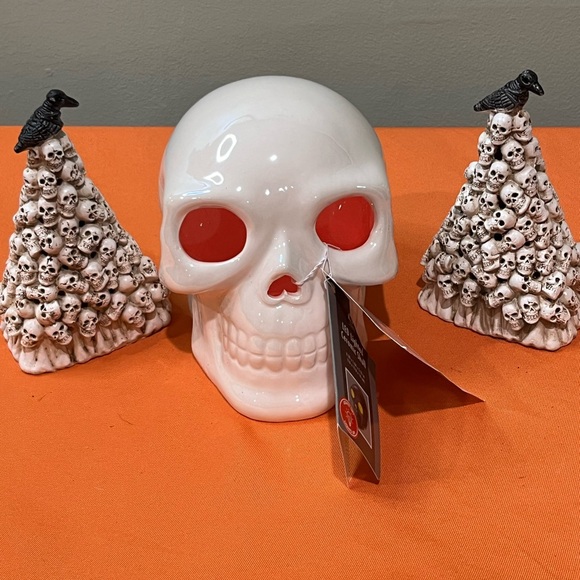 White Skull with light up Eyes Decor with 2 light up skull trees - Picture 1 of 14